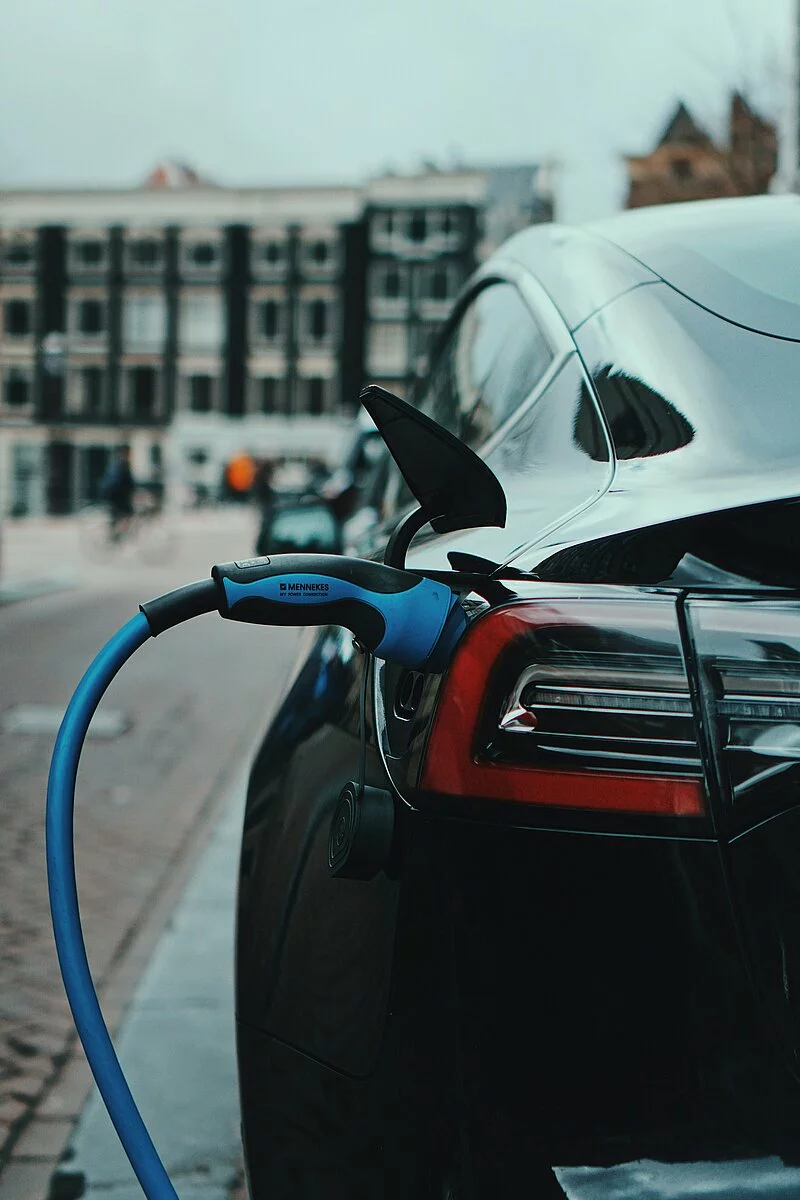 imagen de coche cargando en una estacion elctrica 